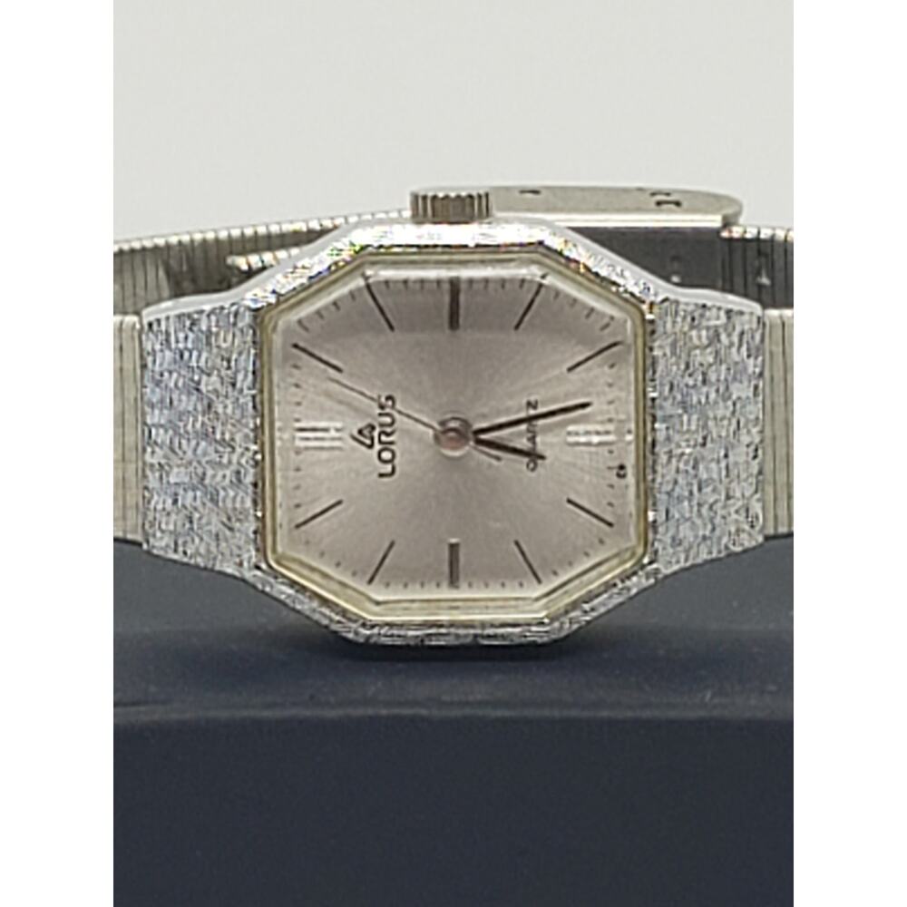 Women's Lorus dress watch Y236-5040. All silver small band